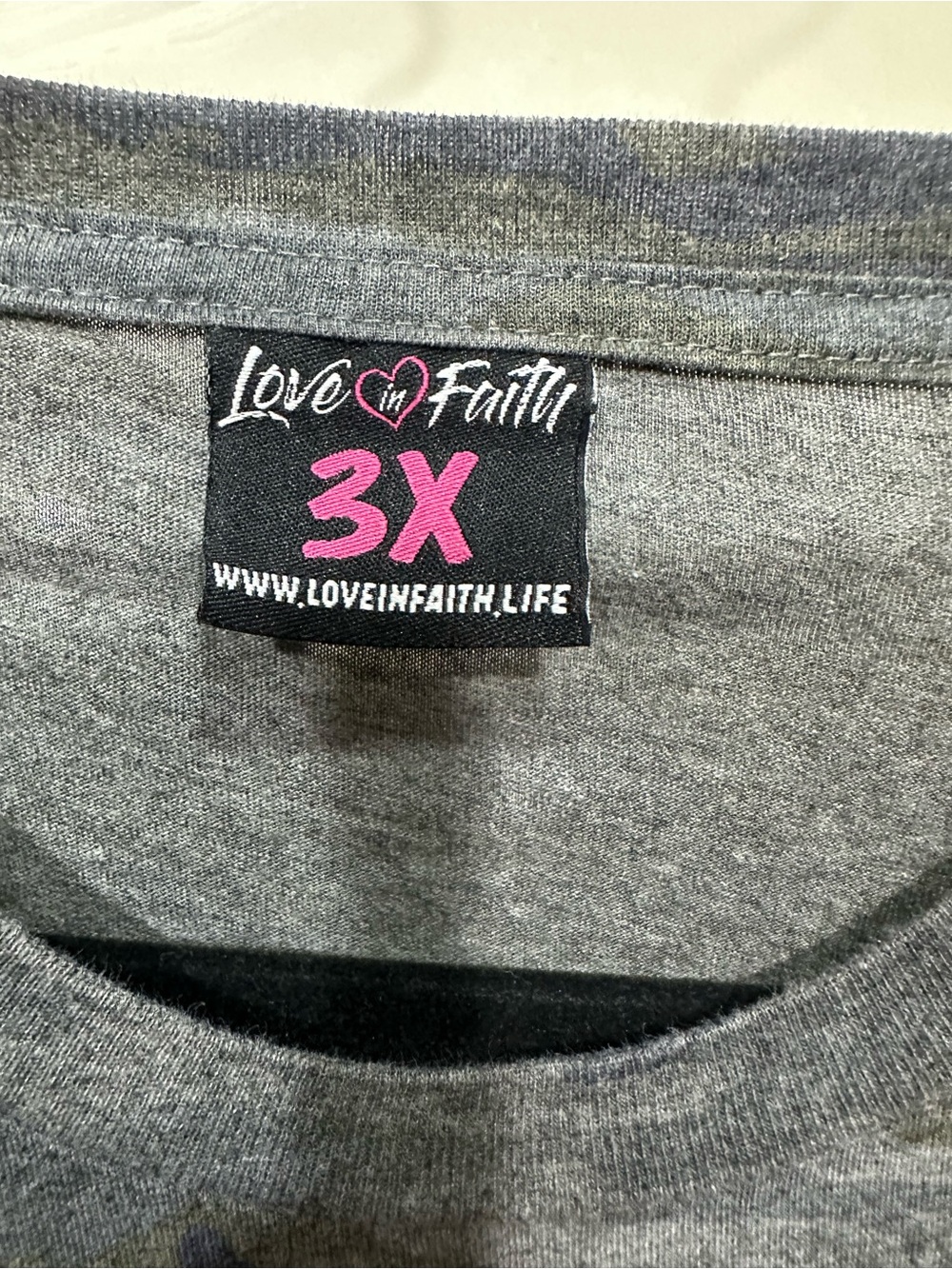 Love in Faith Women’s Gray Camo Short Sleeve Tee Pink & White 'PRAY' Graphic - Picture 3 of 3